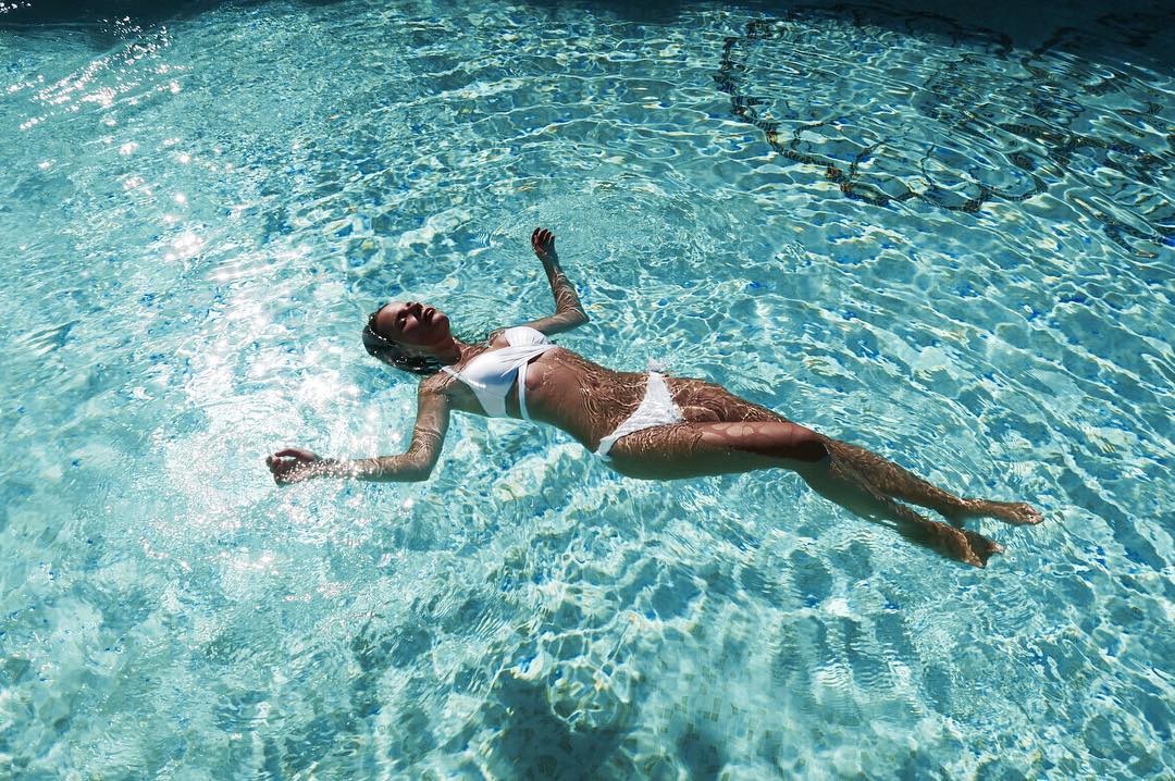 Саша Спилберг фото в бассейне
