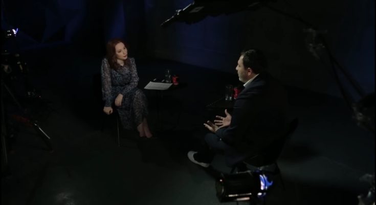 Инна Шихман берёт интервью у Сергея Минаева на канале "А поговорить?"